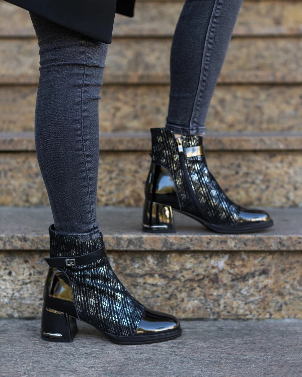 Czarne botki damskie ze skóry naturalnej na słupku z motywem 3