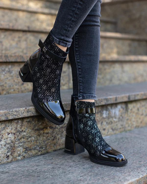 Czarne botki damskie ze skóry naturalnej na słupku z motywem 4