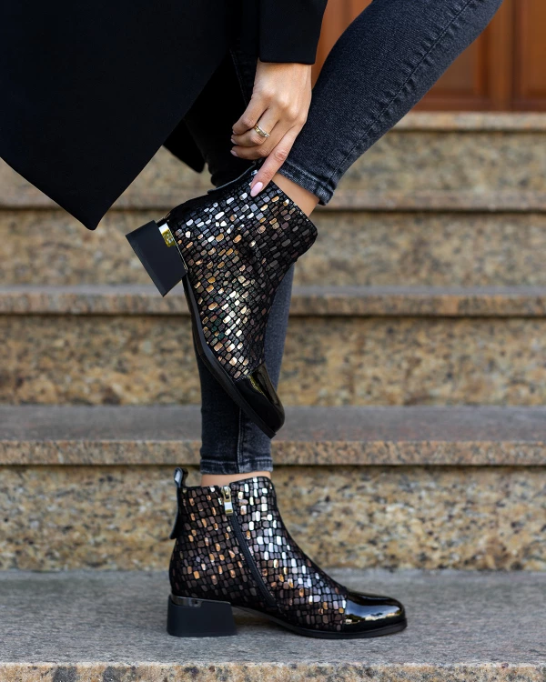 Czarne botki damskie ze skóry naturalnej na klocku z motywem