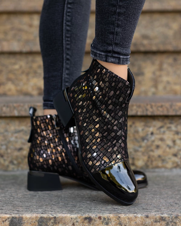 Czarne botki damskie ze skóry naturalnej na klocku z motywem 3