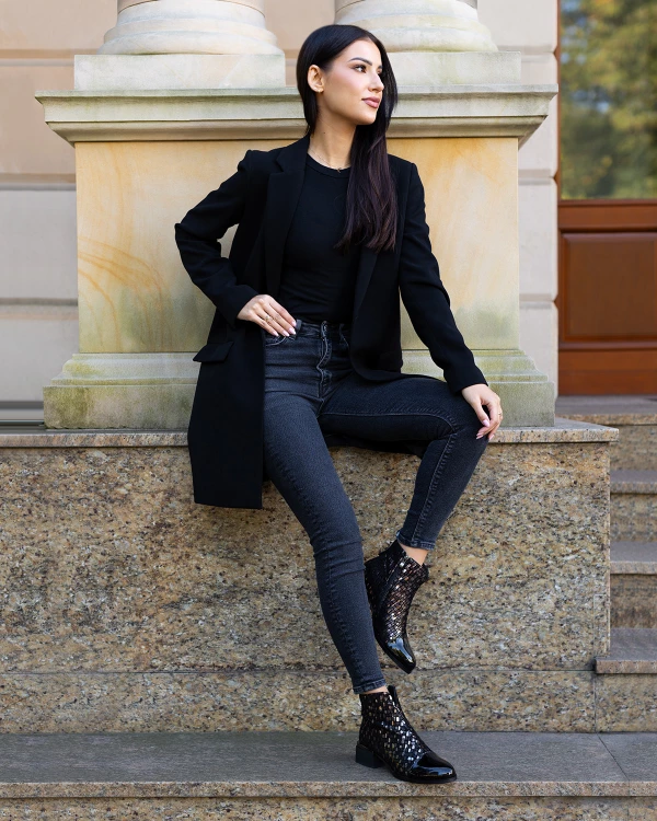 Czarne botki damskie ze skóry naturalnej na klocku z motywem 2