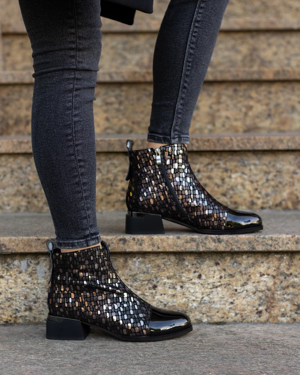 Czarne botki damskie ze skóry naturalnej na klocku z motywem 4