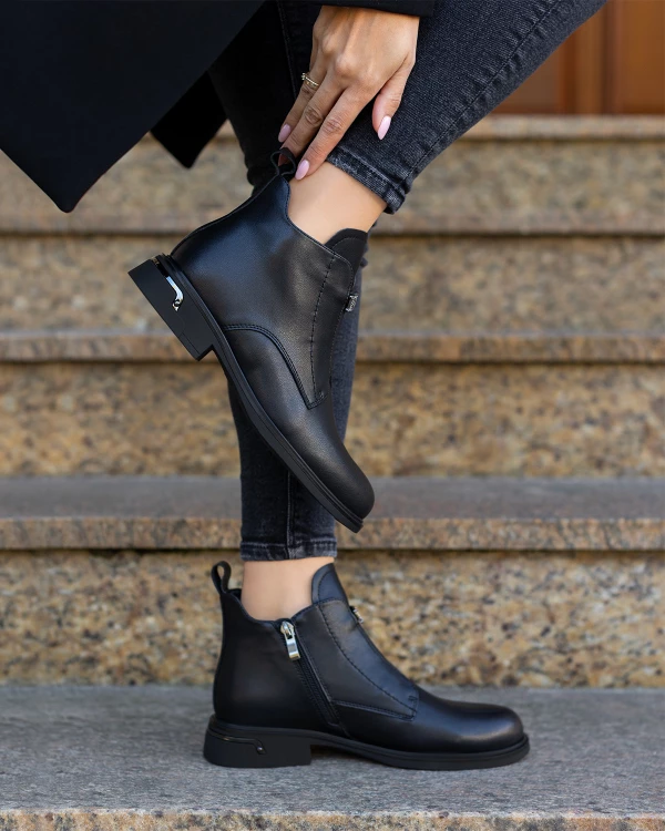 Czarne botki damskie ze skóry licowej na niskim obcasie