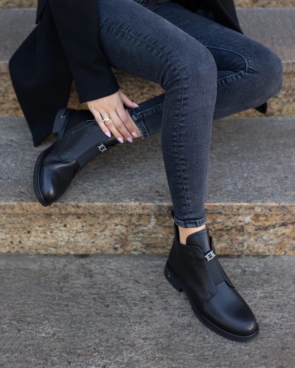 Czarne botki damskie ze skóry licowej na niskim obcasie 3