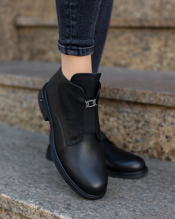 Czarne botki damskie ze skóry licowej na niskim obcasie 4