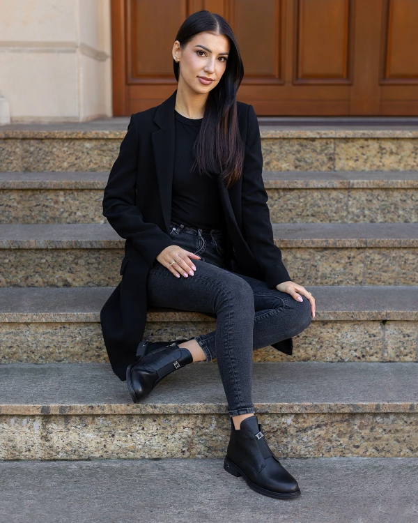 Czarne botki damskie ze skóry licowej na niskim obcasie 2