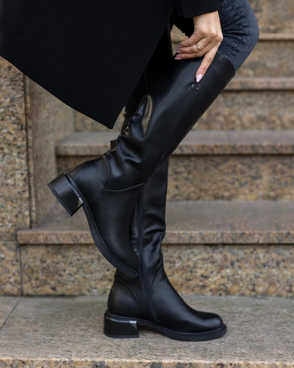 Czarne kozaki damskie ze skóry licowej na klocku