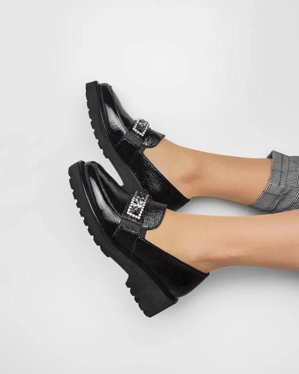 Czarne mokasyny damskie lakierowane z cyrkoniami