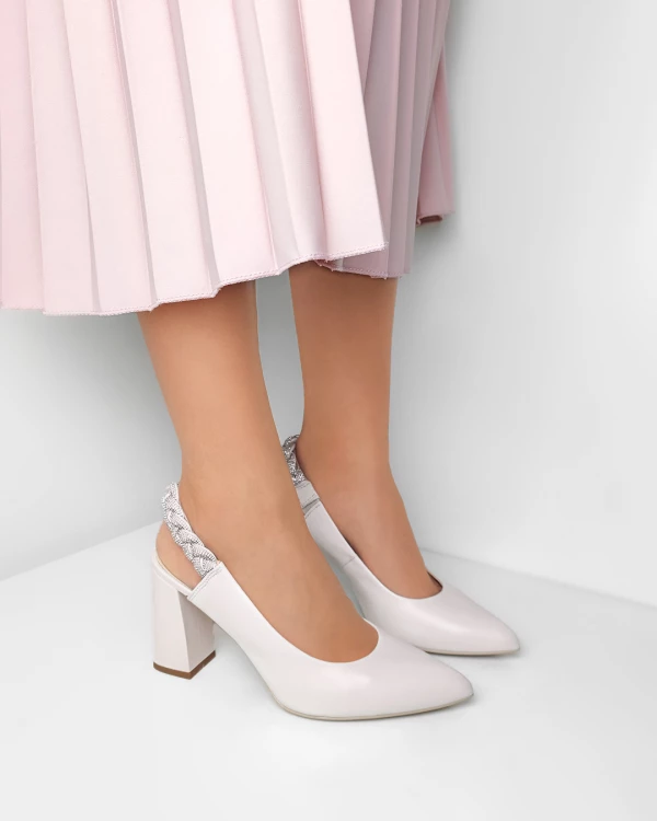 Jasnobeżowe sandały damskie skórzane na słupku