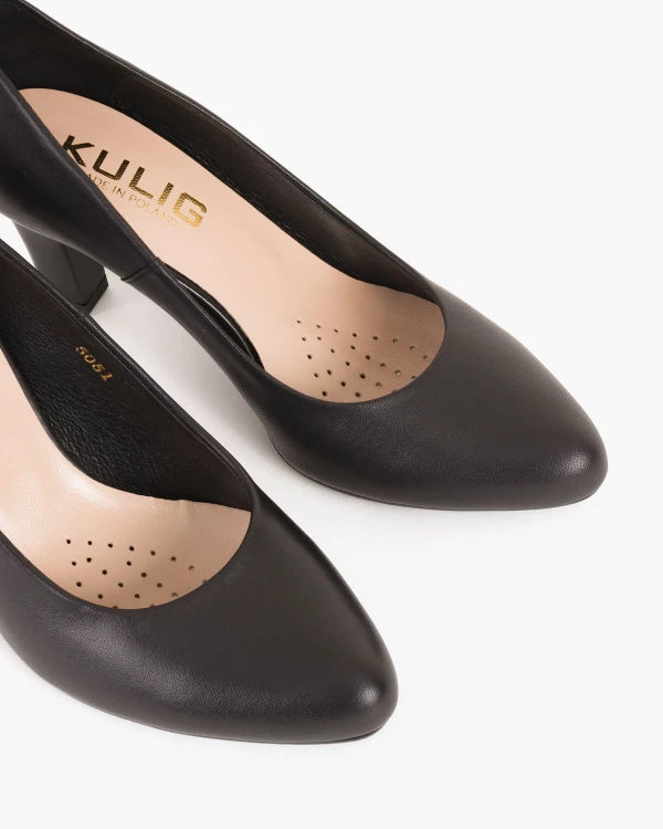 Czarne czółenka skórzane na słupku 024 2