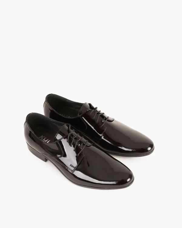 Czarne półbuty wizytowe lakierowane 081 2