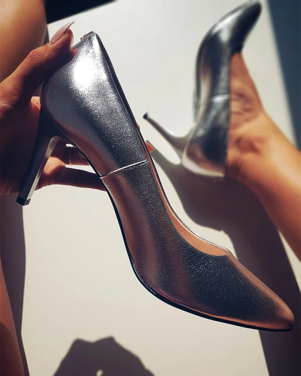 Srebrne czółenka skórzane na szpilce 024 2