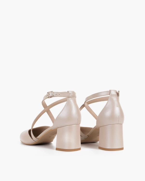 Perłowe czółenka skórzane na słupku 5