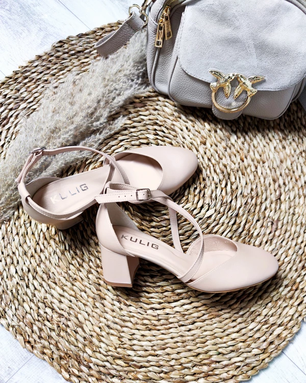 Beżowe czółenka skórzane na słupku