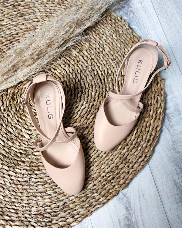 Beżowe czółenka skórzane na słupku 2