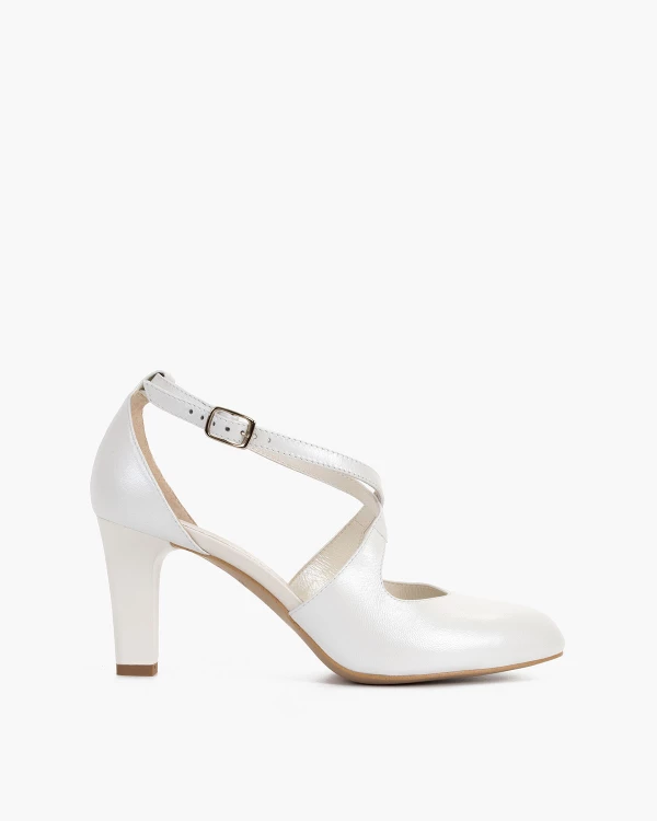 Białe czółenka skórzane na słupku 4