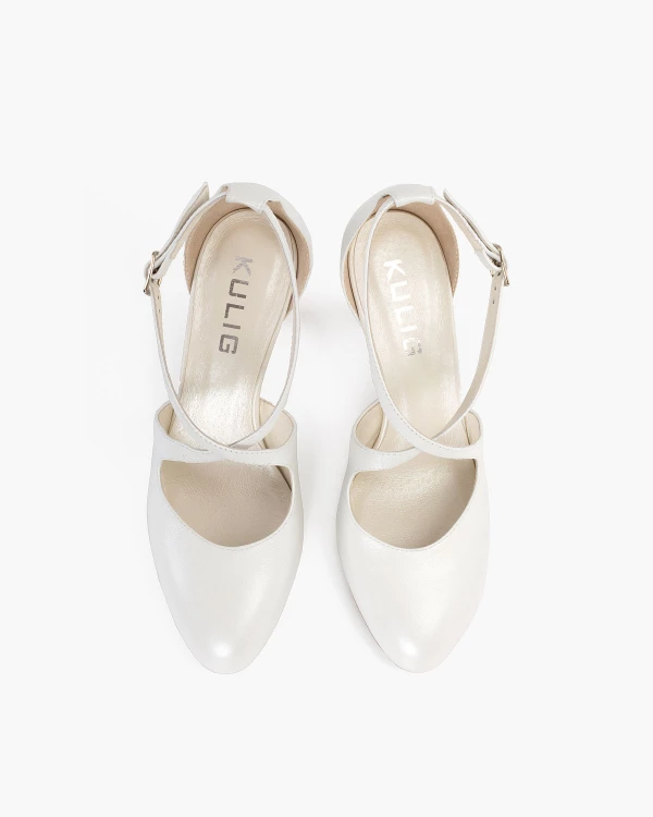 Białe czółenka skórzane na słupku 3