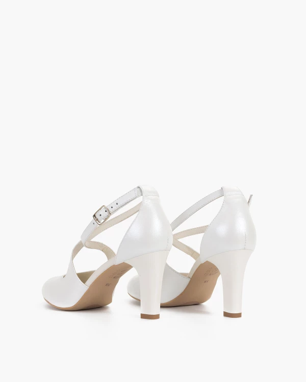 Białe czółenka skórzane na słupku 5