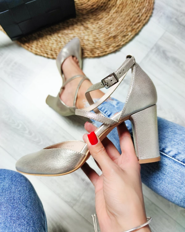 Złote czółenka skórzane na słupku