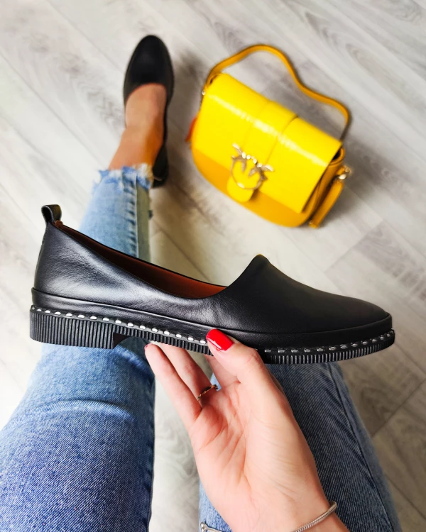 Czarne półbuty damskie skórzane z ćwiekami