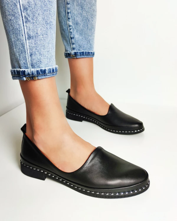 Czarne półbuty damskie skórzane z ćwiekami 2