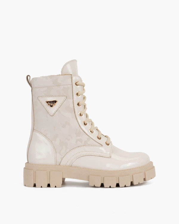 Jasnobeżowe trzewiki damskie lakierowane z motywem moro 6