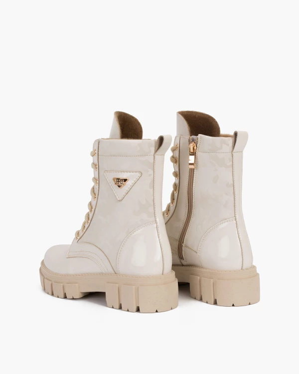 Jasnobeżowe trzewiki damskie lakierowane z motywem moro 3