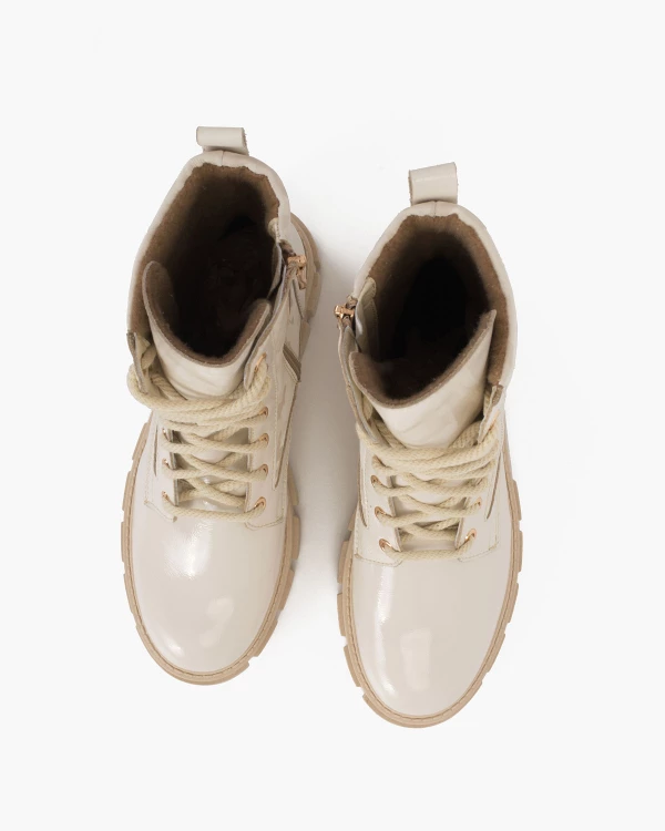 Jasnobeżowe trzewiki damskie lakierowane z motywem moro 5