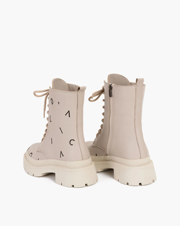 Beżowe trzewiki damskie skórzane z literkami 7