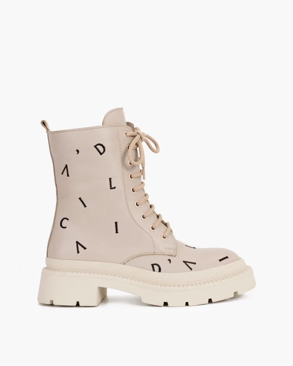 Beżowe trzewiki damskie skórzane z literkami 6