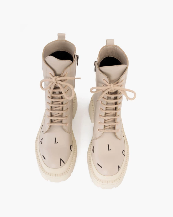 Beżowe trzewiki damskie skórzane z literkami 4