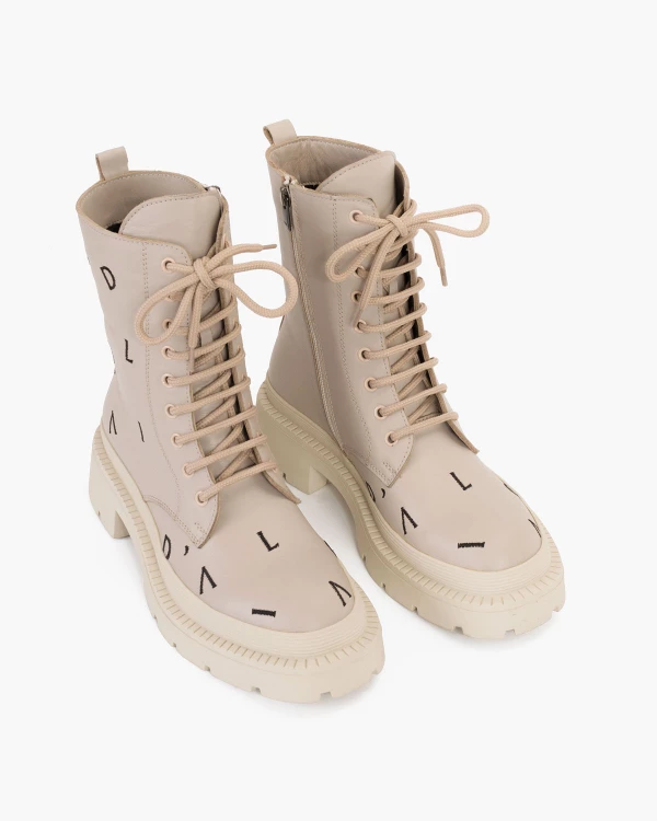 Beżowe trzewiki damskie skórzane z literkami 5