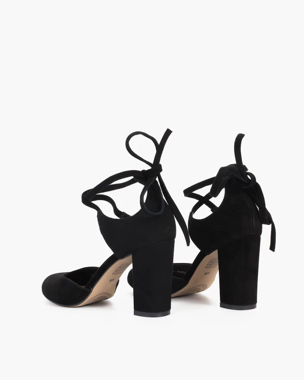 Czarne czółenka zamszowe na słupku 2