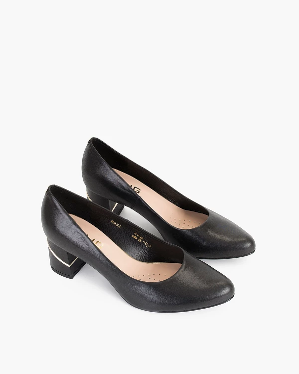 Czarne czółenka nubukowe na słupku 4