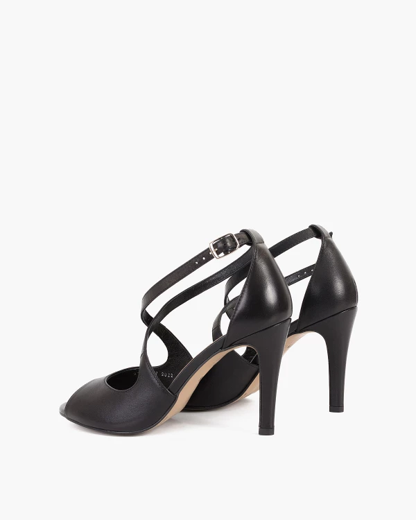 Czarne sandały damskie skórzane na szpilce 5