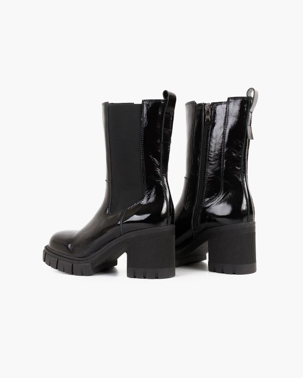 Czarne botki lakierowane na słupku 4