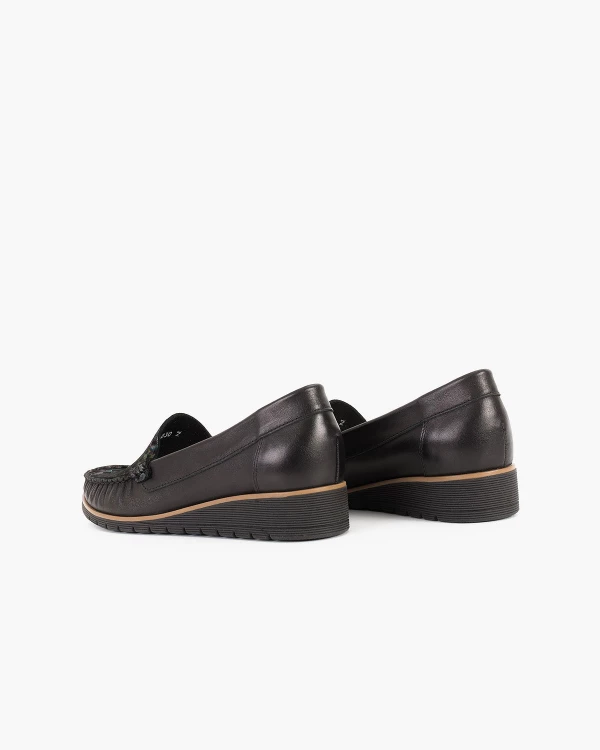 Czarne mokasyny damskie nubukowe na koturnie 4