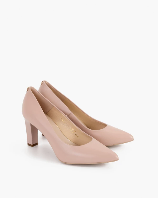 Pudrowe czółenka skórzane na słupku 3