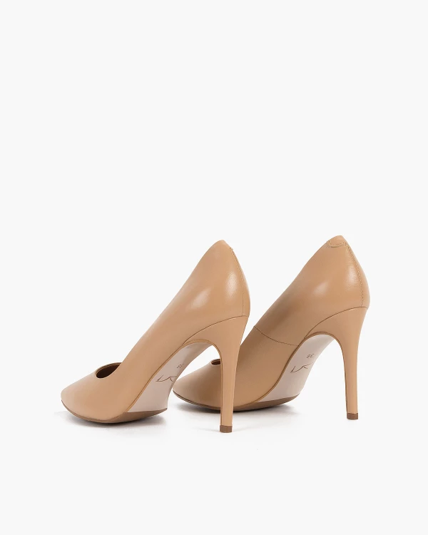 Beżowe czółenka skórzane na szpilce 5