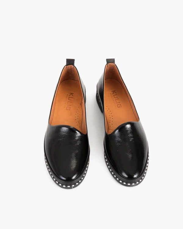 Czarne półbuty damskie lakierowane z ćwiekami 3