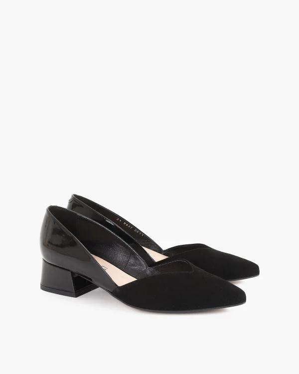 Czarne czółenka zamszowe z wycięciem 2