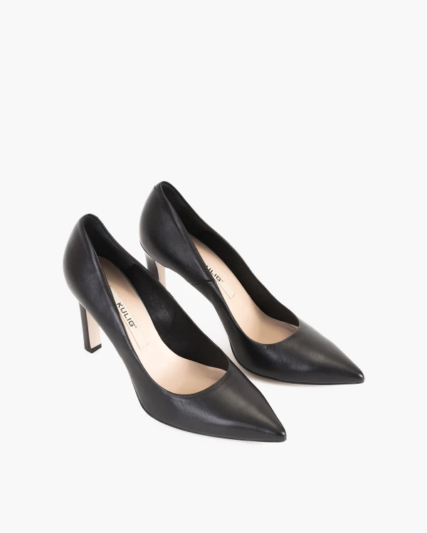 Czarne czółenka skórzane na słupku