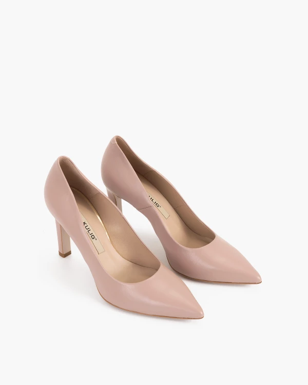 Pudrowe czółenka skórzane na słupku