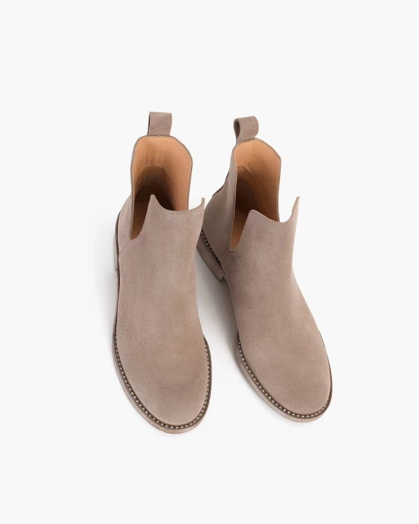 Ciemnobeżowe botki zamszowe z wycięciem 3