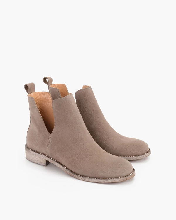Ciemnobeżowe botki zamszowe z wycięciem 2