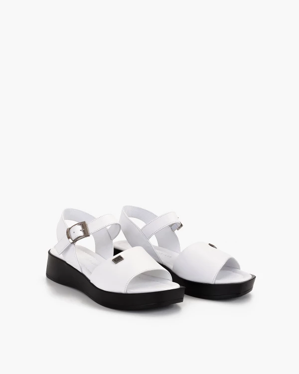 Białe sandały damskie skórzane z klamrą 2