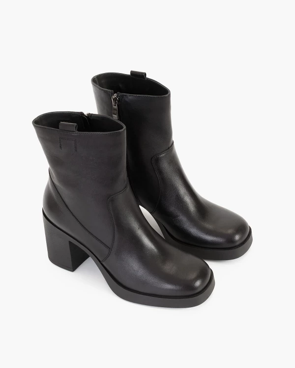 Czarne botki skórzane na słupku