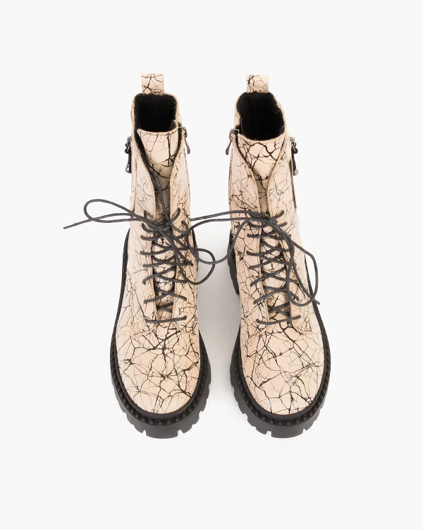 Beżowe trzewiki damskie nubukowe z motywem 3