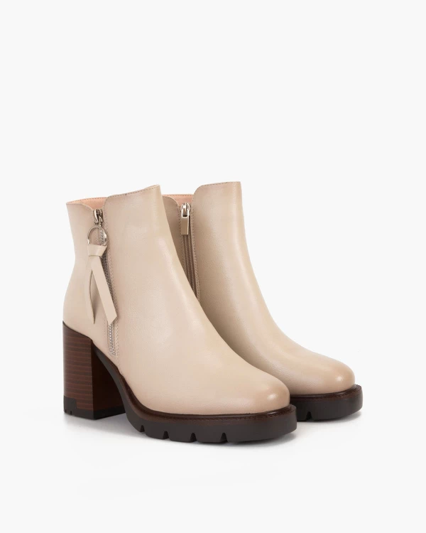 Jasnobeżowe botki ze skóry ekologicznej na słupku 2