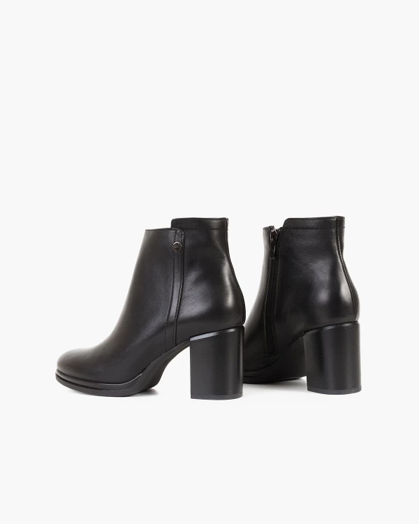 Czarne botki skórzane na słupku 4